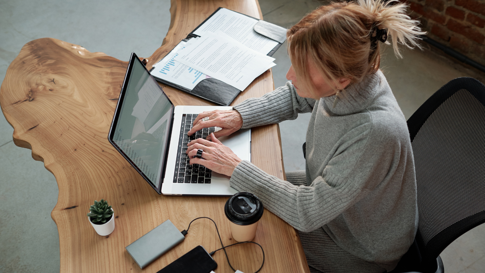 SNS運用レポートの見方と改善方法を解説｜何を見てどう動く？